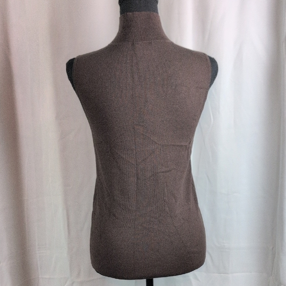 Stylish Brown Sleeveless Knit Top - Picture 2 of 6